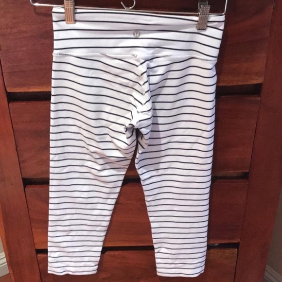 LULULEMON RARE QUIET STRIPE CROP LEGGINGS 4 VEUC - Picture 3 of 4